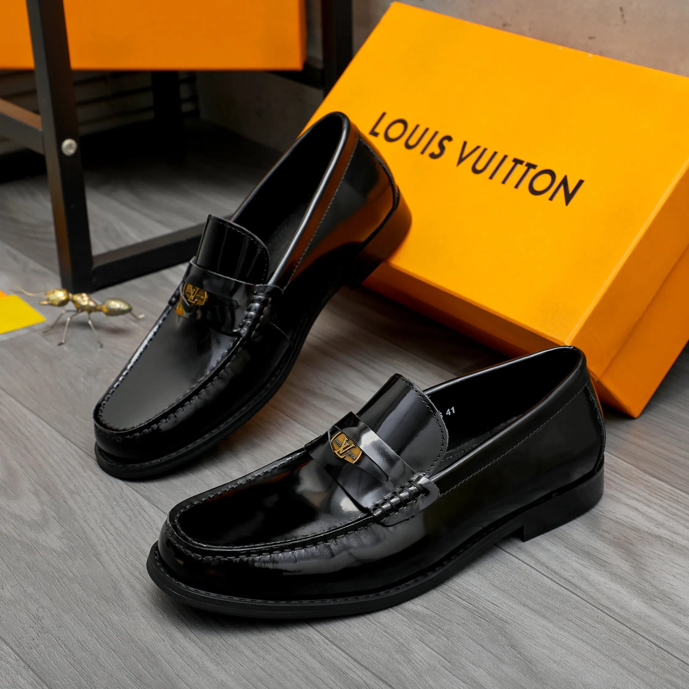 Men's shoes 💰p460 Product trademark: LV (Louis Vuitton) business slip-on leather shoes. Regular size: 38-45 (45 is custom-made and non-returnable) Product materials: Selected high-quality pearlescent cowhide upper, cowhide lining, original rubber outsole